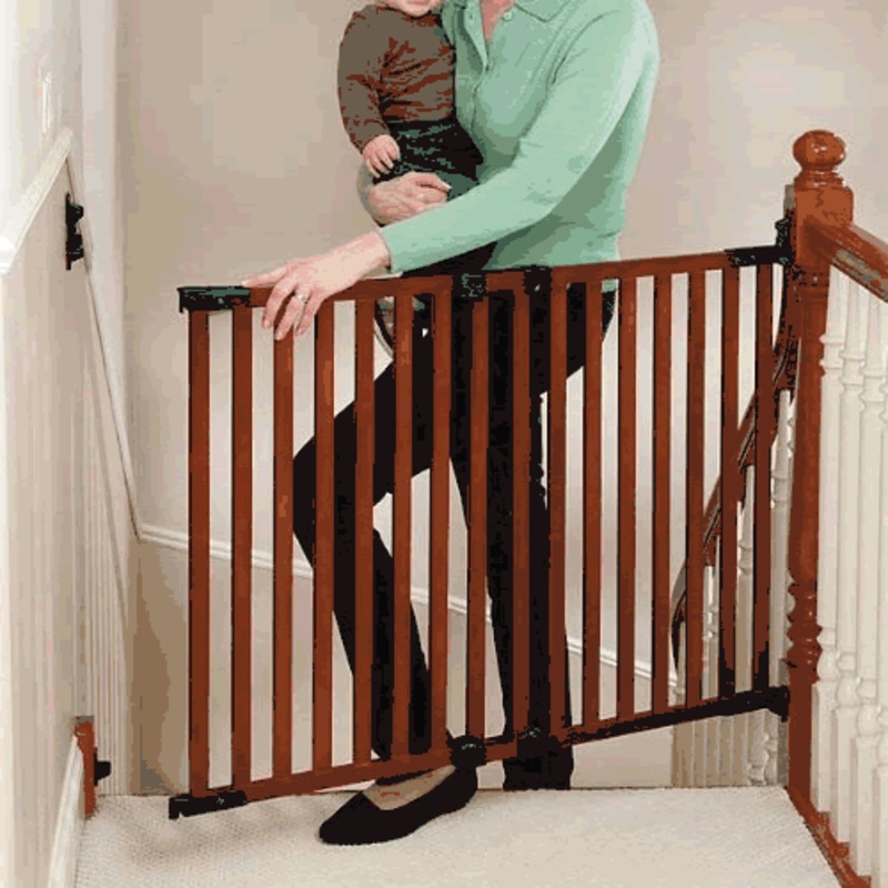 Kidco Angle Mount Wood Safeway Gate – Cherry