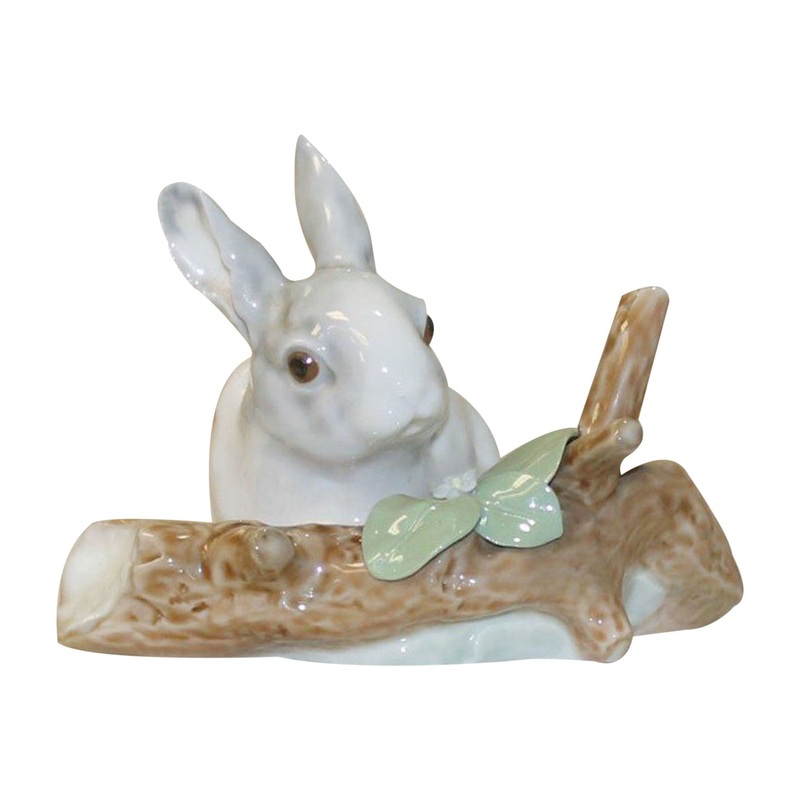 Lladr Figurine: 4773 Grey Eating Rabbit