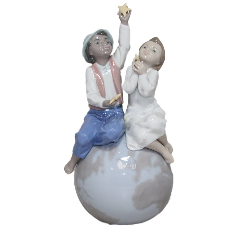 Lladr Figurine: 6353 A World of Love
