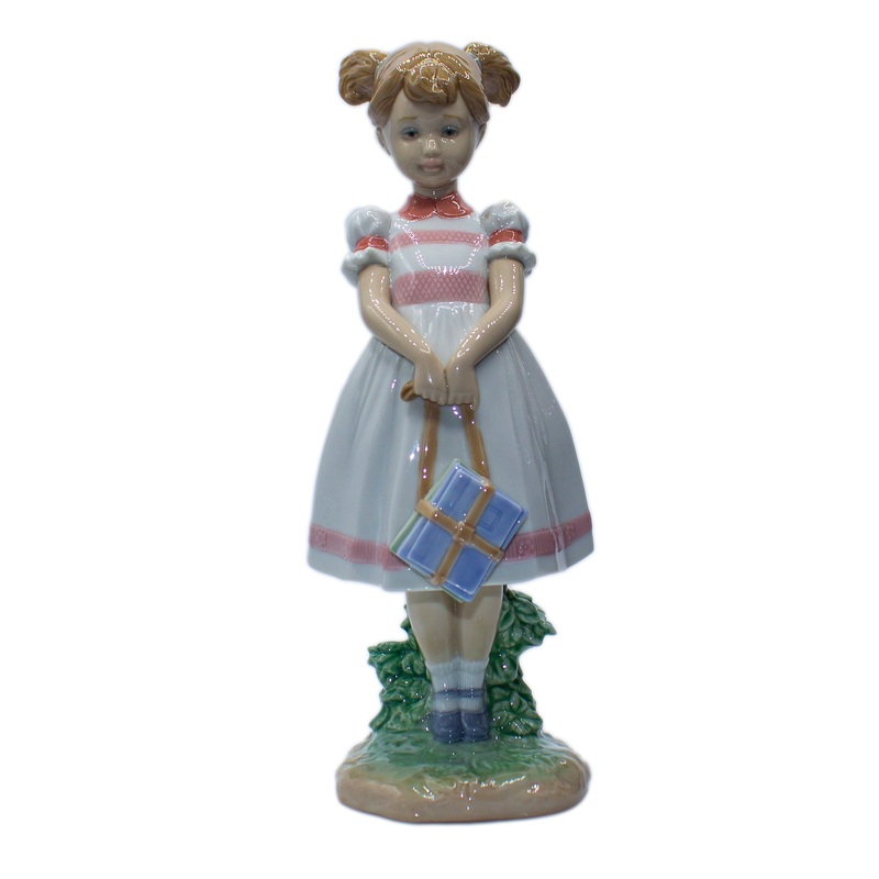 Lladr Figurine: 6814 Little School Girl