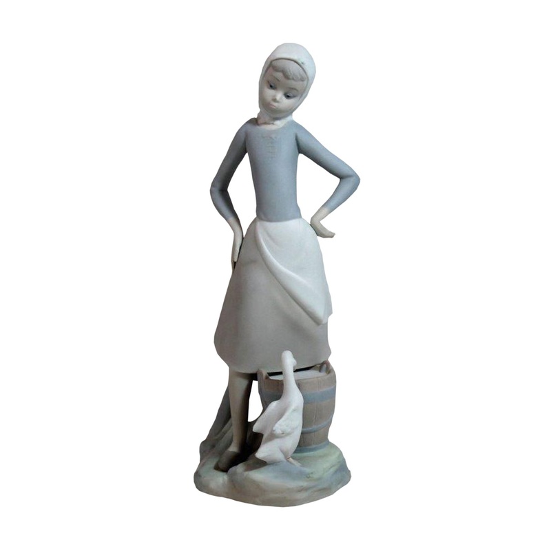 Lladr Figurine: 4682m Girl with Milk Pail Matte