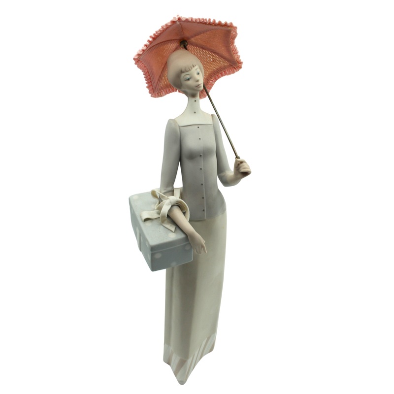 Lladr Figurine: 4700m Dressmaker | Signed