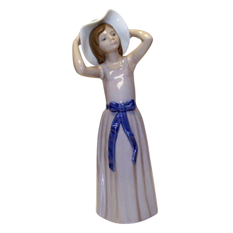Lladr Figurine: 5011 Coy – Girl with Hat