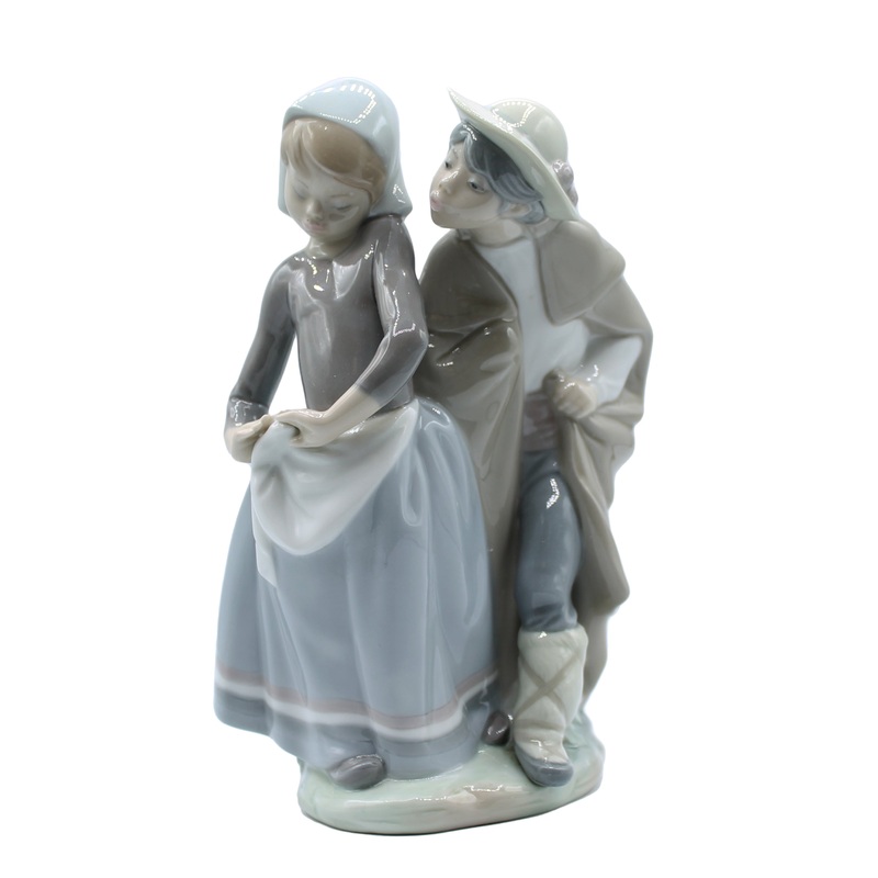 Lladr Figurine: 1188 Little Couple Kissing