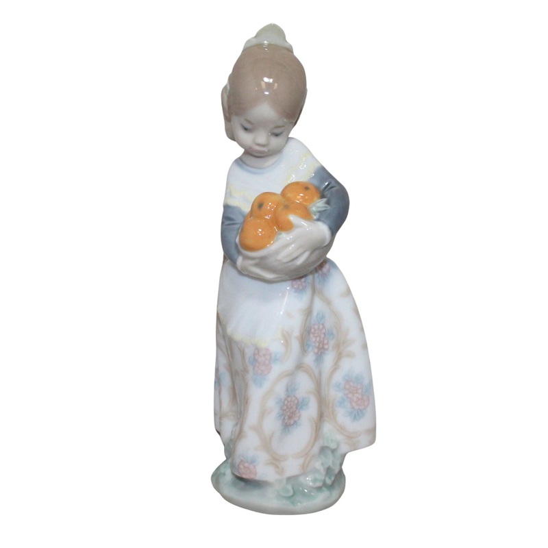 Lladr Figurine: 4841 Girl from Valencia