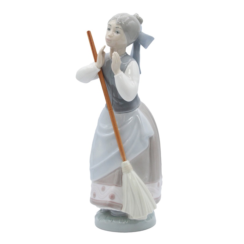 Lladr Figurine: 5025 Clean Sweep