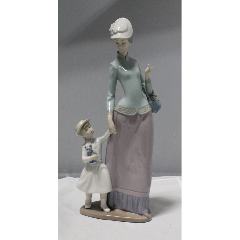 Lladr Figurine: 1353 Lady With Girl | Glazed Finish | Please Read