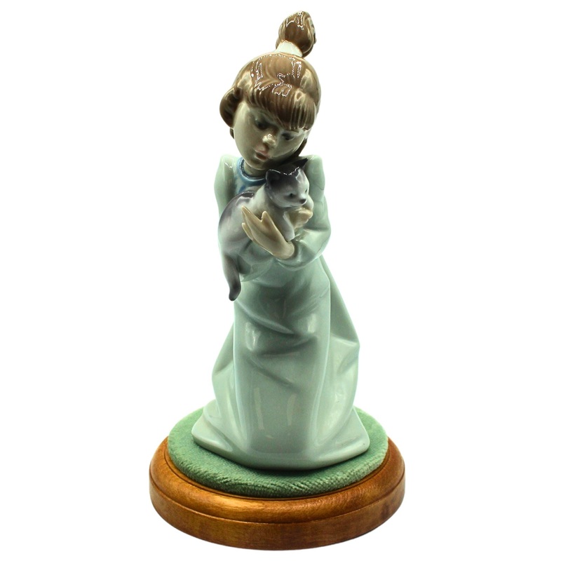 Lladr Figurine: 07939 Sleepy Kitten w/ base | w/ base