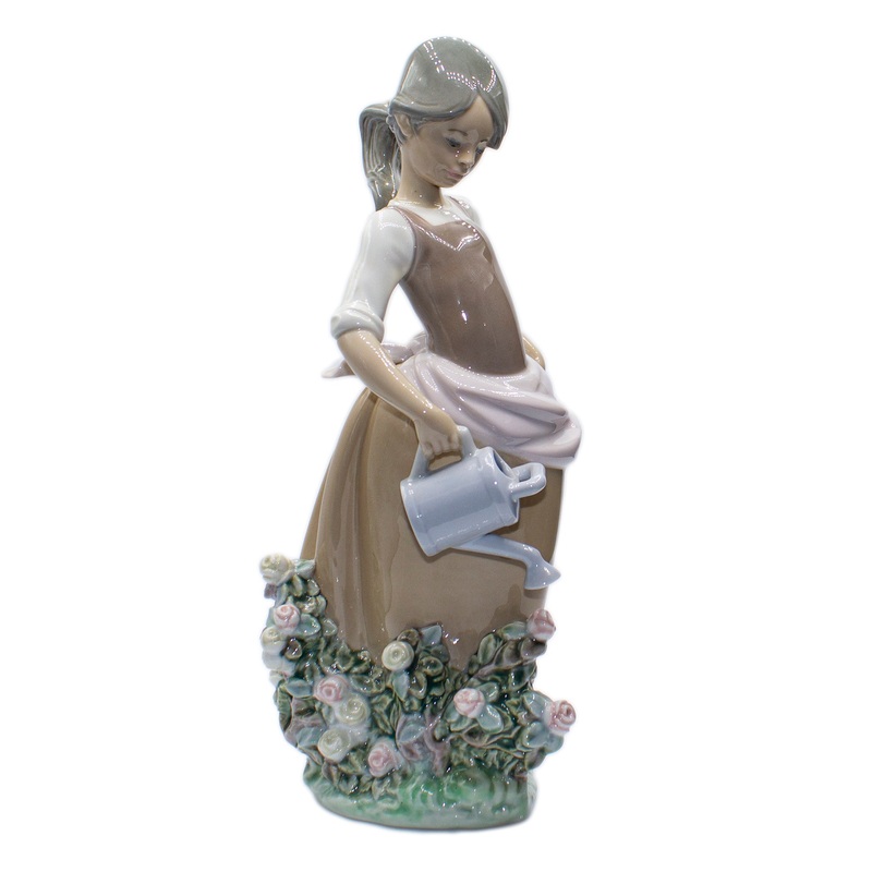 Lladr Figurine: 1339 Girl with Watering Can