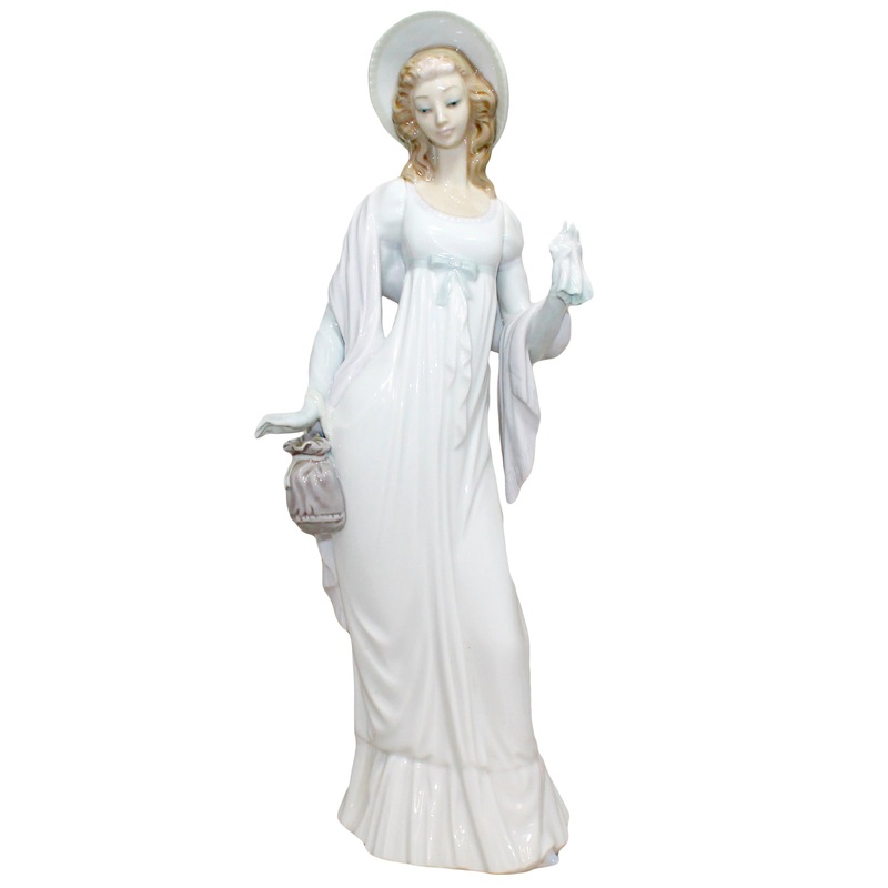 Lladr Figurine: 4934 Dainty Lady