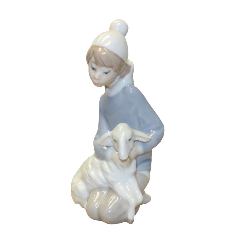 Lladr Figurine: 4676 Sheherd with Lamb