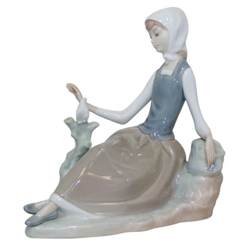 Lladr Figurine: 4660 Shepherdess with Dove