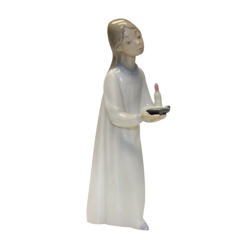 Lladr Figurine: 4868 Girl with Candle