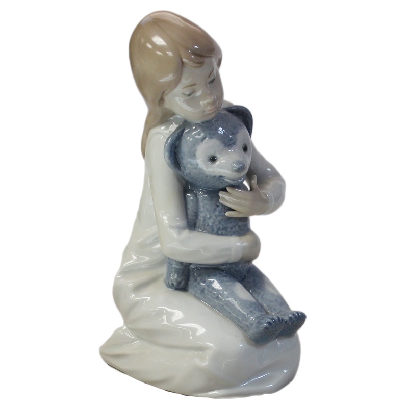 Lladr Figurine: Nao 0145 Girl with Bear