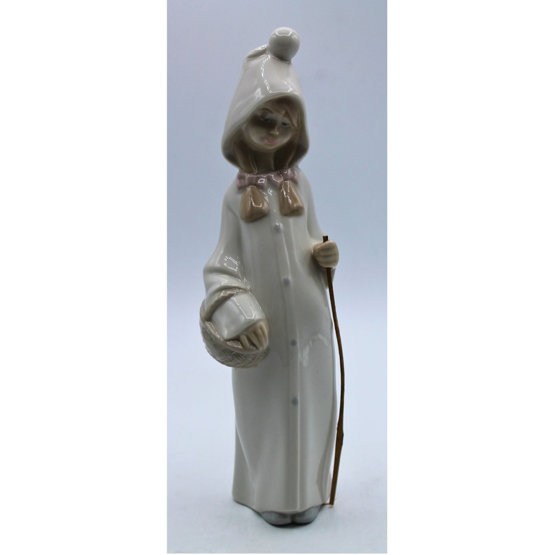 Lladr 4678 | Girl with Basket | Broken Staff