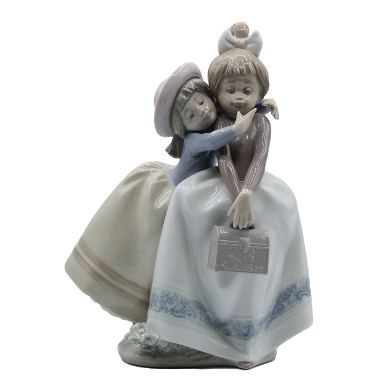Lladr Figurine: 5720 Sharing Secrets