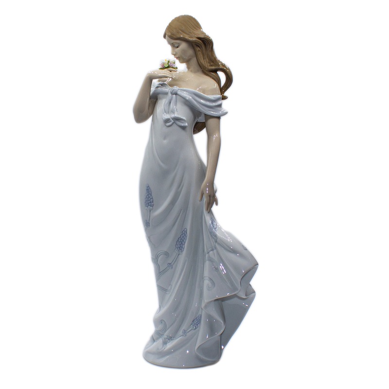 Lladr Figurine: 6918 A Flower’s Whisper