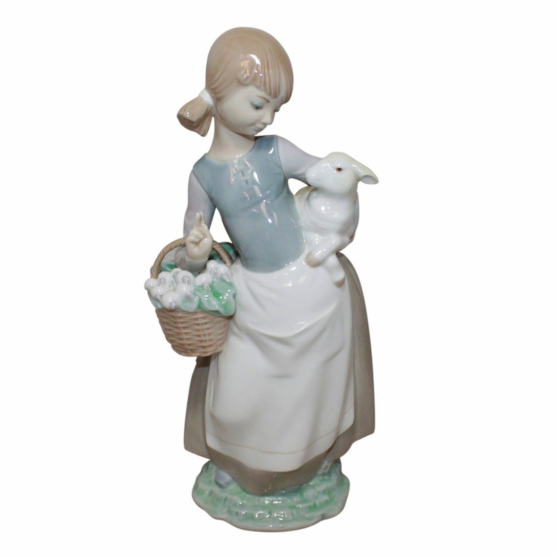 Lladr Figurine: 4835 Girl with Lamb
