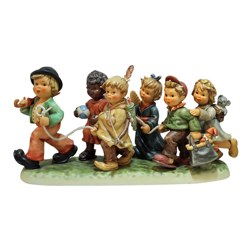 Hummel Figurine: Worldwide Wanderers – 2000