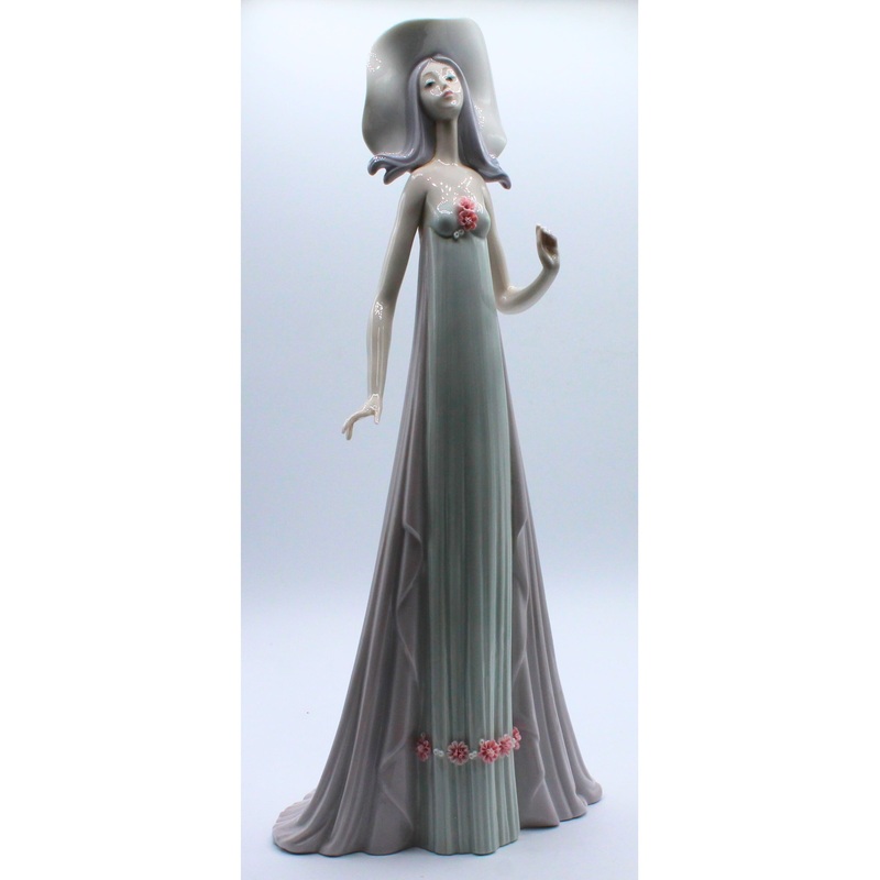 Lladr 1431 | The Debutante | Broken Finger and Flower