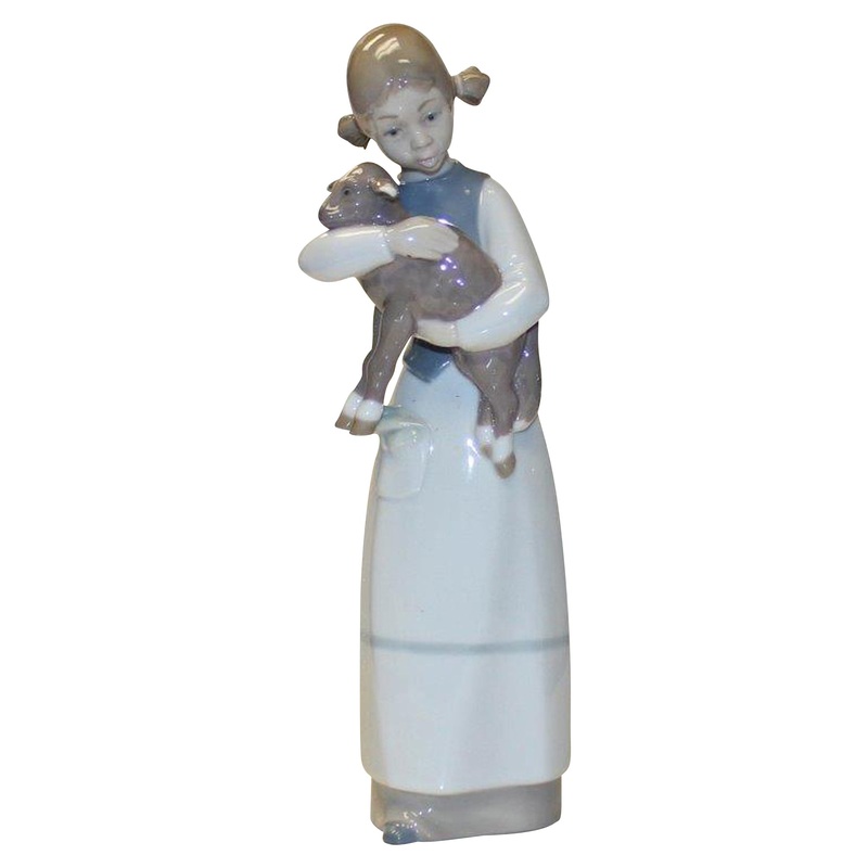 Lladr Figurine: 1010 Girl with Lamb