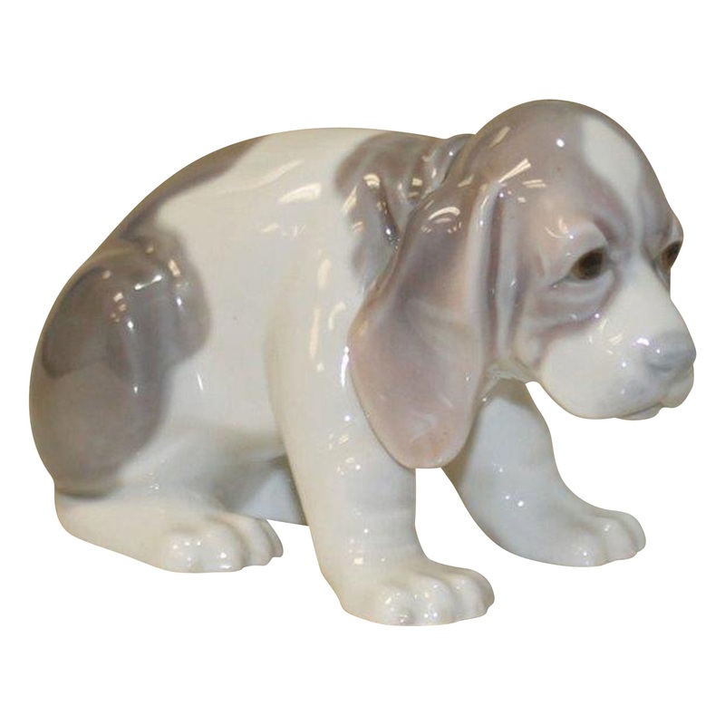 Lladr Figurine: 1071 Sitting Beagle Puppy