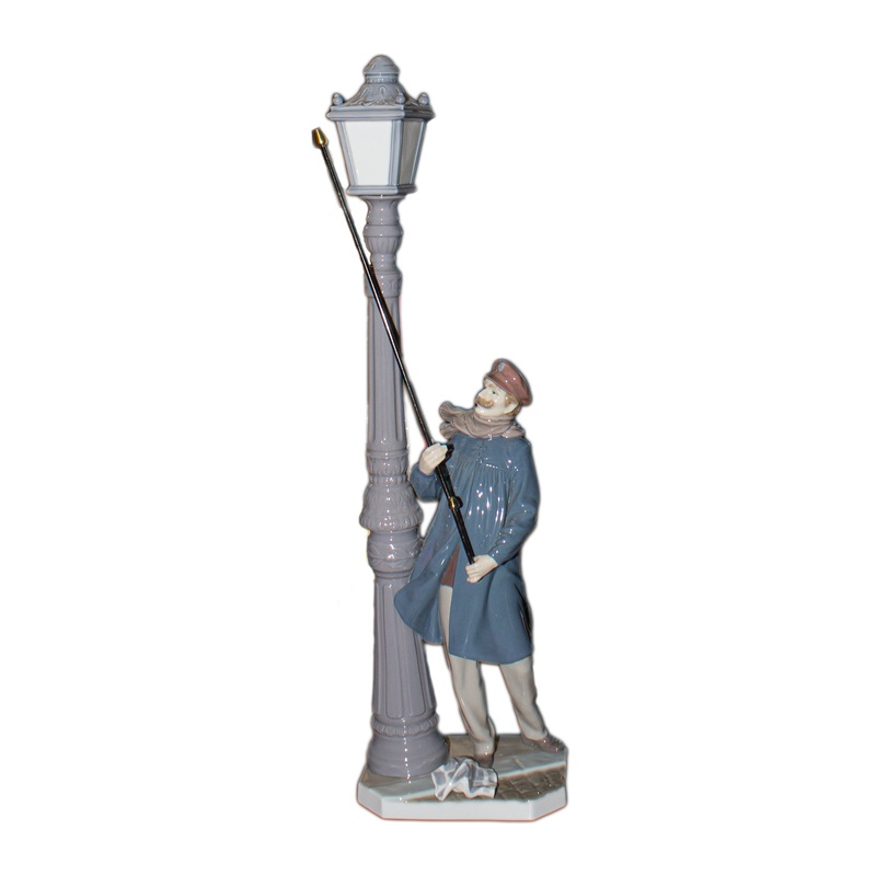 Lladr Figurine: 5205 Lamplighter